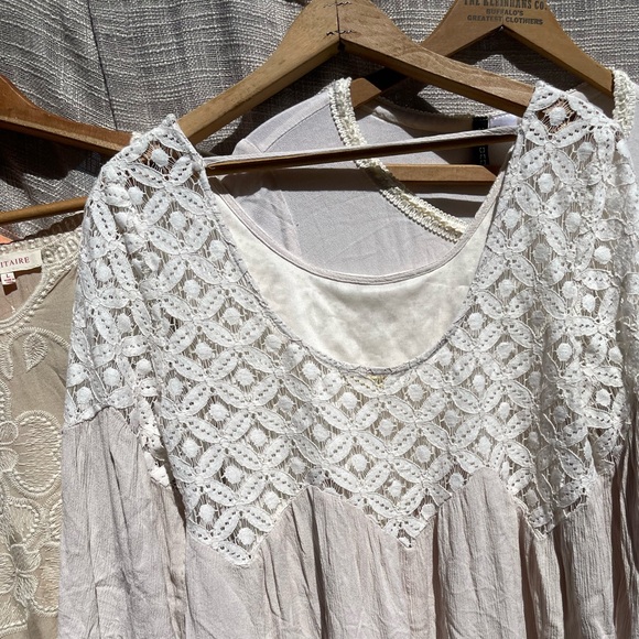 Flowy neutral lace top - Picture 4 of 4